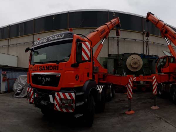 Construction-crane-truck