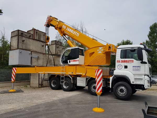 Rough-terrain-crane-with-telescopic-boom-with-5-hydraulic-extensions