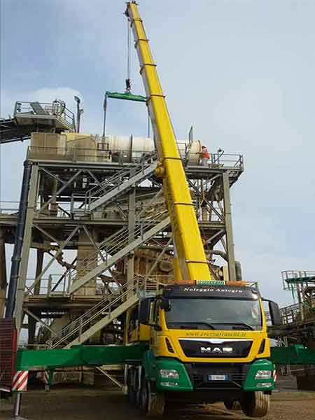 Hydraulic-telescopic-mobile-crane-for-work-at-height
